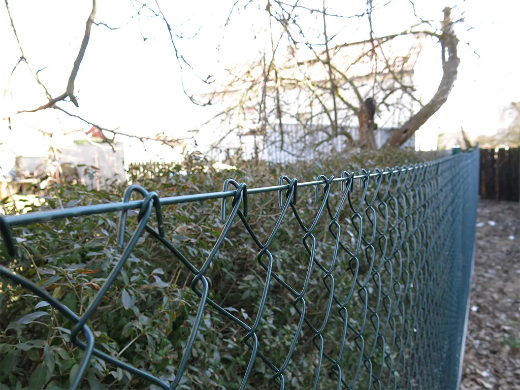 Zelené čtyřhranné pletivo bez ND zavěšené na horním napínacím drátu